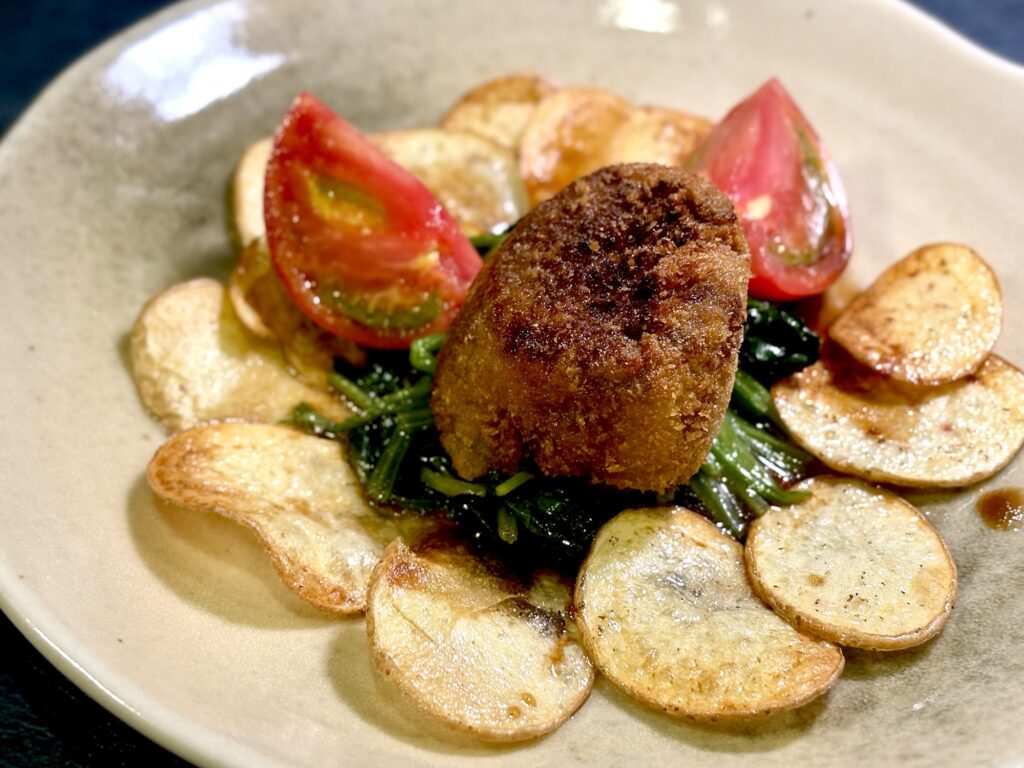 蝦夷鹿ヒレカツレツにじゃがいもチップ、ほうれん草のエシレバターソテー、アメーラトマトを添えた一皿