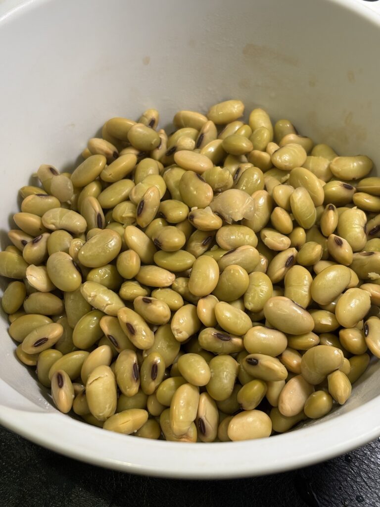蒸し上がったひたし豆をボウルに移したところ