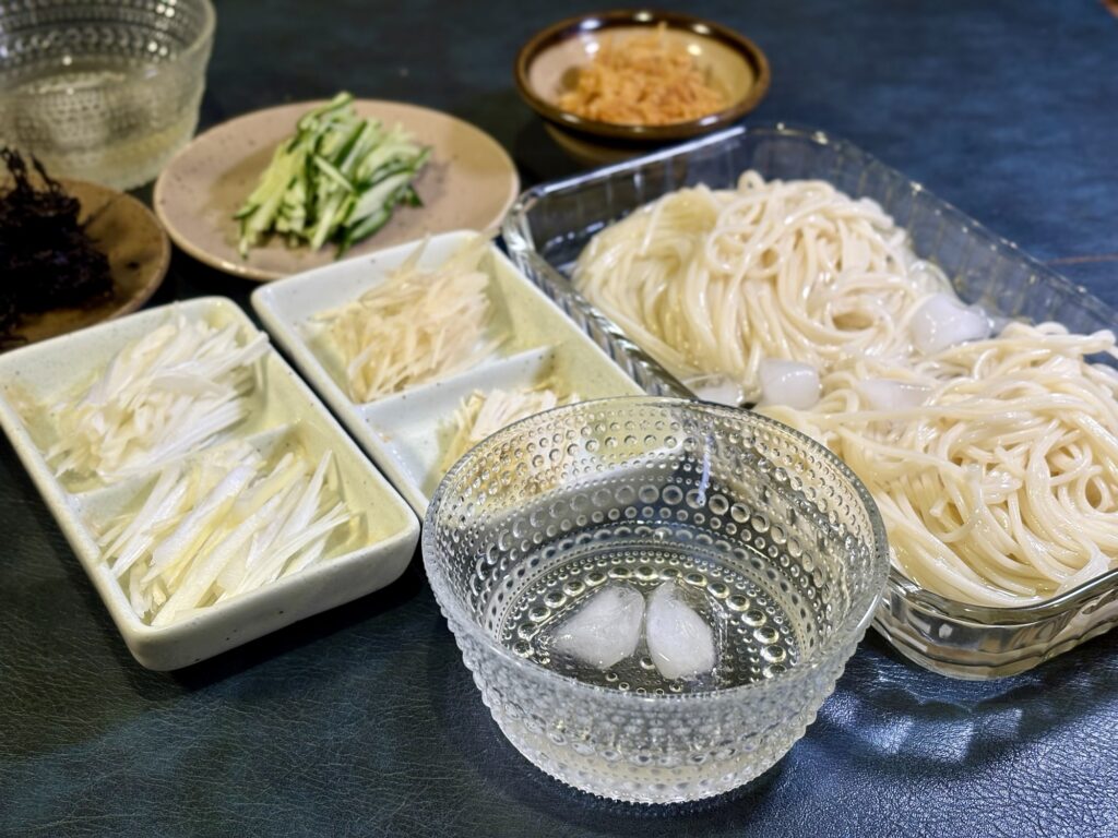 半田そうめんと薬味、冷たいめんつゆの盛り付け