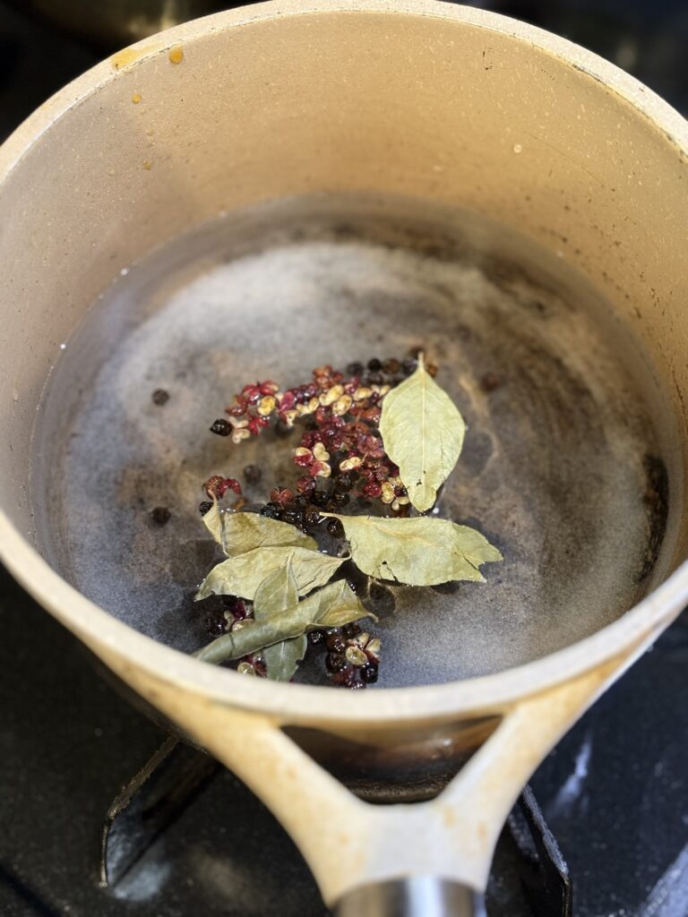 花椒と黒胡椒とカレーリーフを入れたソミュール液