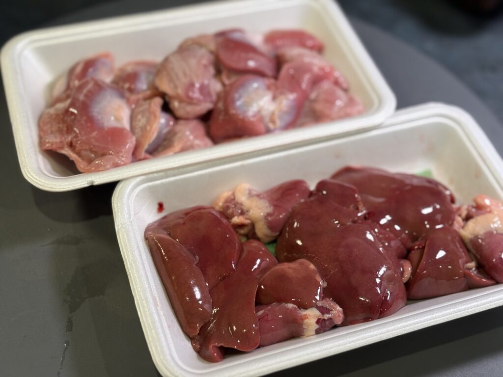 下処理前の新鮮な鶏レバーと砂肝
