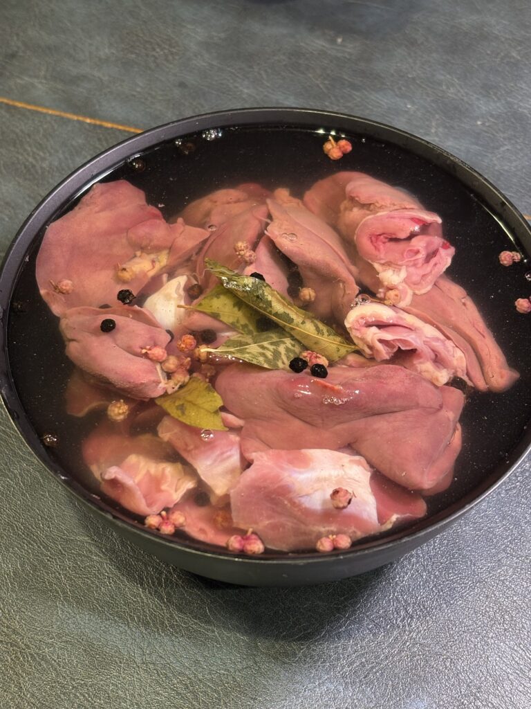 花椒とカレーリーフのソミュール液に漬けた鶏レバーと砂肝