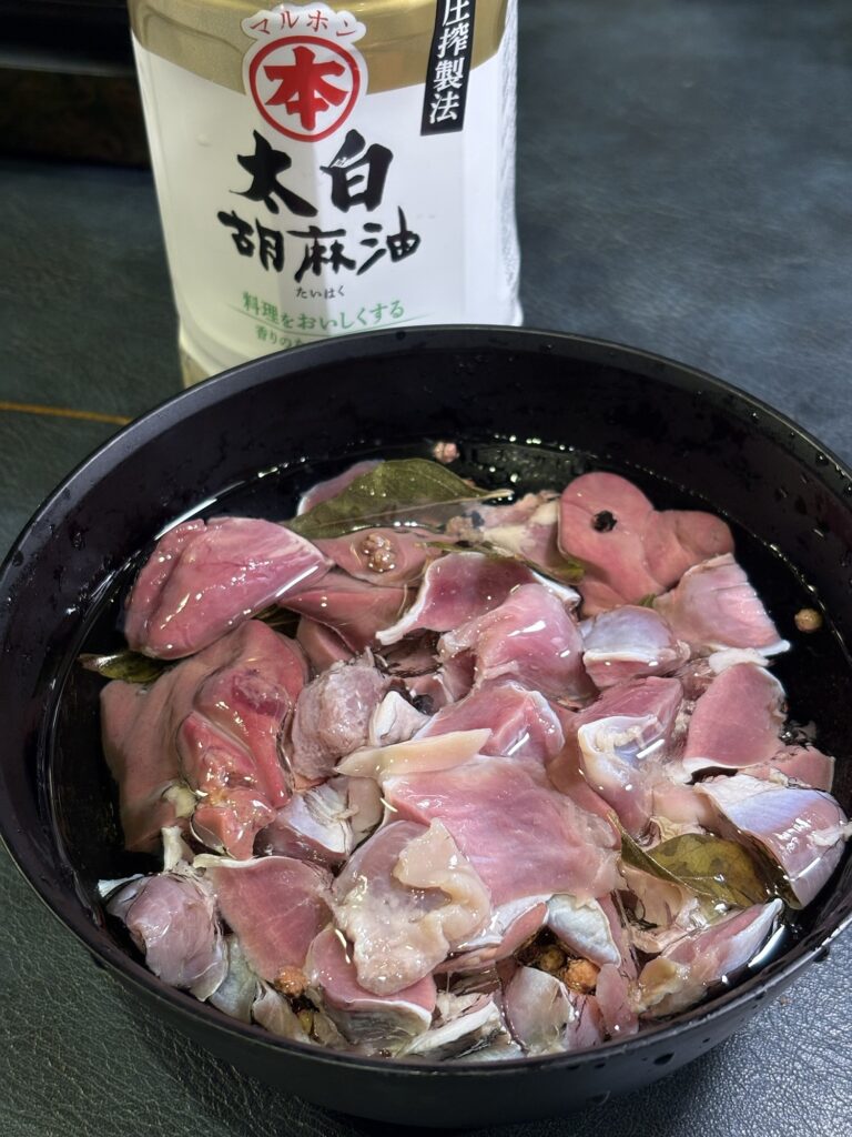 太白胡麻油に浸した鶏レバーと砂肝