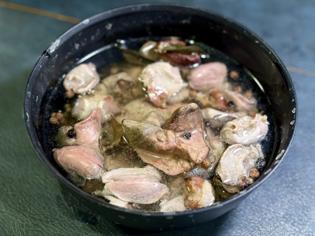 花椒とカレーリーフ香る鶏レバーと砂肝のコンフィ