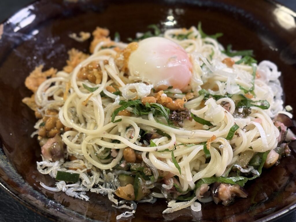 納豆と赤紫蘇麹しば漬けをよく混ぜた透明醤油の半田そうめん
