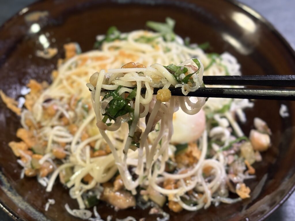 赤紫蘇麹しば漬けと納豆、ちりめんを絡めた半田そうめんの麺リフト