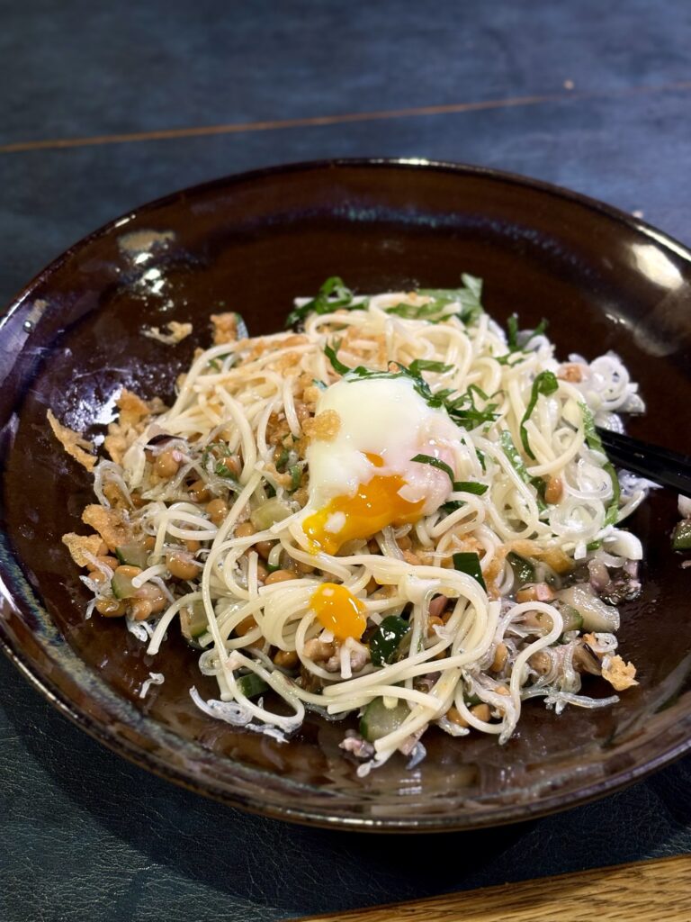 温泉たまごを崩して納豆としば漬けに絡めた半田そうめん
