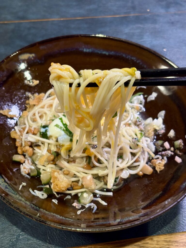 温泉たまごの黄身と透明醤油のめんつゆを絡めた半田そうめん