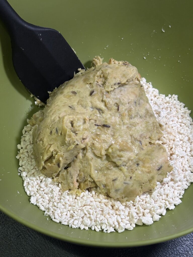 つぶしたひたし豆と米麹を混ぜているところ