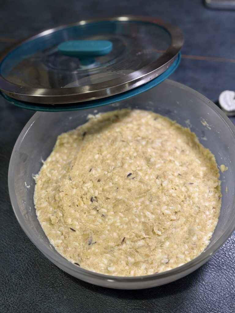 ひたし豆麹味噌を容器に詰めて表面をならしたところ