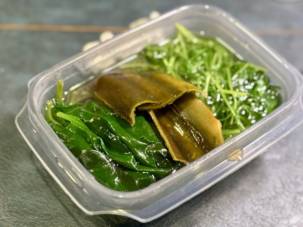 おかわかめとおかひじきと昆布を透明醤油の出汁に浸している様子