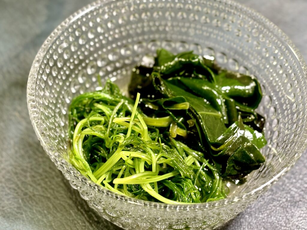 おかわかめとおかひじきの透明醤油出汁お浸しをガラス鉢に盛り付けた夏の副菜