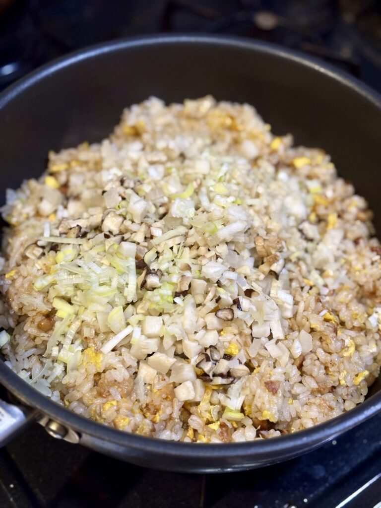 納豆卵ごはんに干し大根糠漬け、しいたけ、新生姜、長ネギを加えた発酵チャーハン