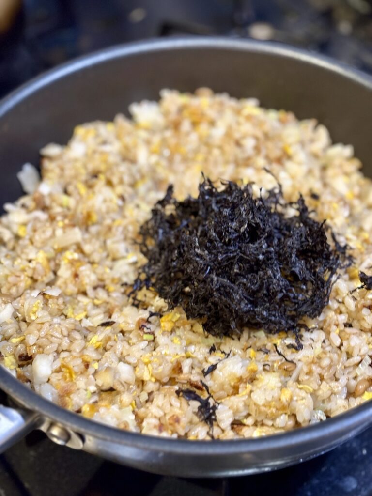 仕上げに黒バラ海苔をたっぷり加えた納豆と干し大根糠漬けの発酵チャーハン