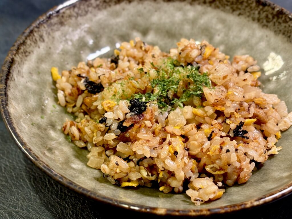 納豆と干し大根糠漬けと黒バラ海苔で作った発酵チャーハンの完成