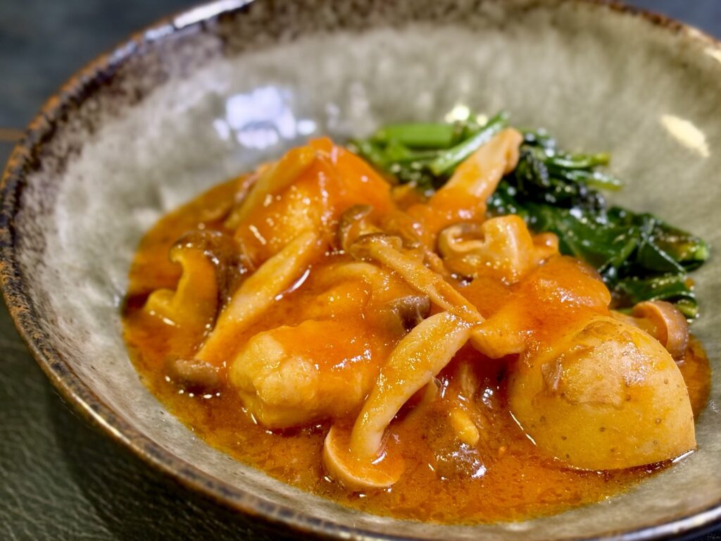 鶏胸肉と木の子のくんのトマトソースカチャトーラ