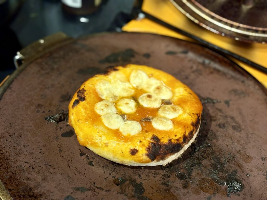 さくさく石窯ピザメーカーで焼いたくんのトマトソースのワンハンドピザ