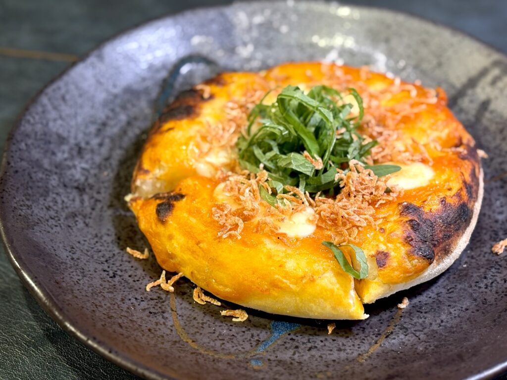 大葉と干しエビをのせたくんのトマトソースのワンハンドピザ