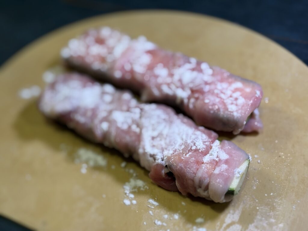 豚肉で巻いたズッキーニに片栗粉をまぶしたところ