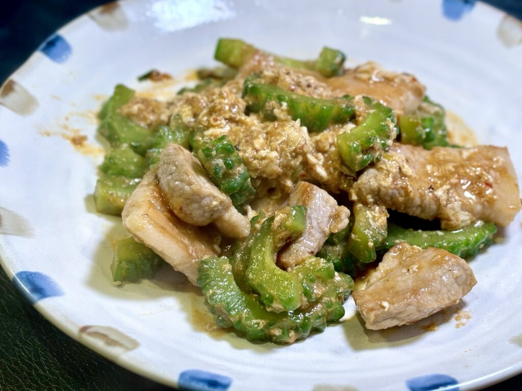 豚バラ肉と厚切りゴーヤを豆板醤と豆豉醤で炒め卵白で仕上げた夏のおかず