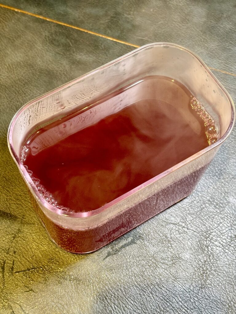 赤紫蘇シロップの色が鮮やかに変わる