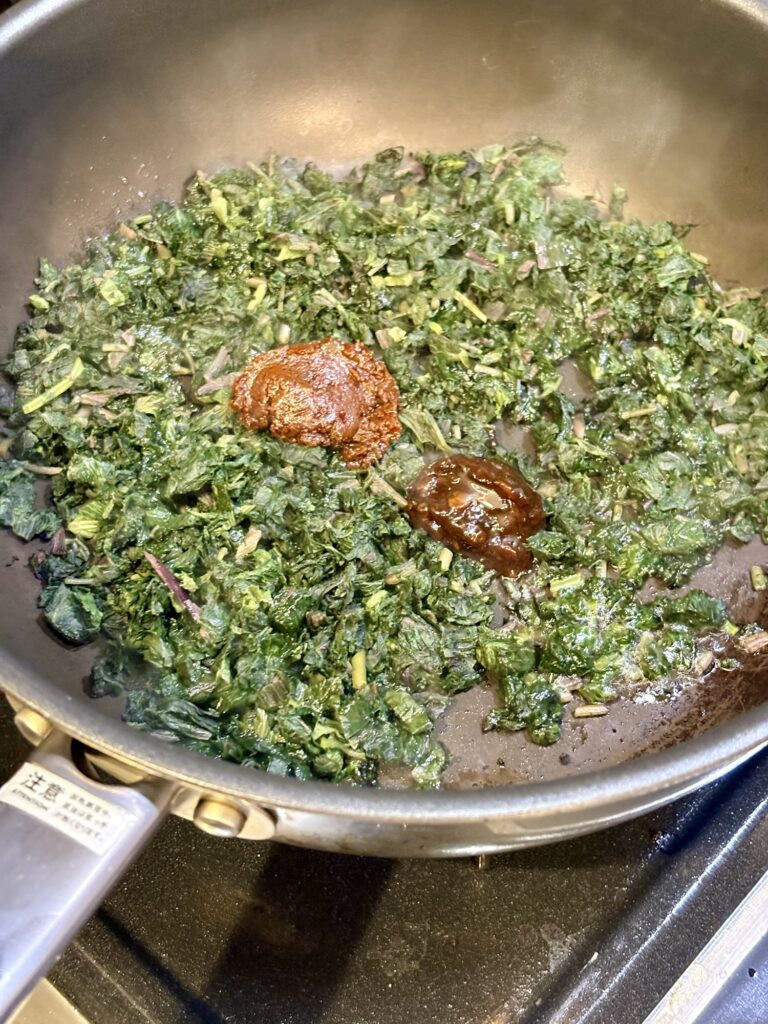 赤紫蘇に豆板醤とそら豆味噌を加える