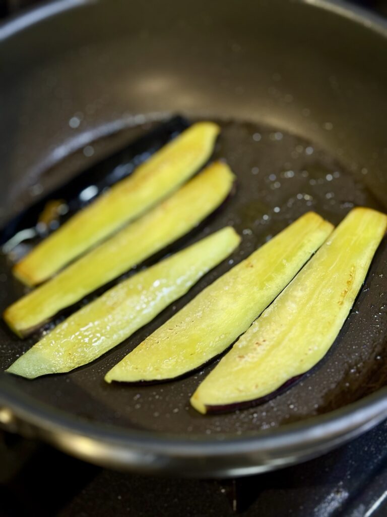 茄子を縦切りにして焼く