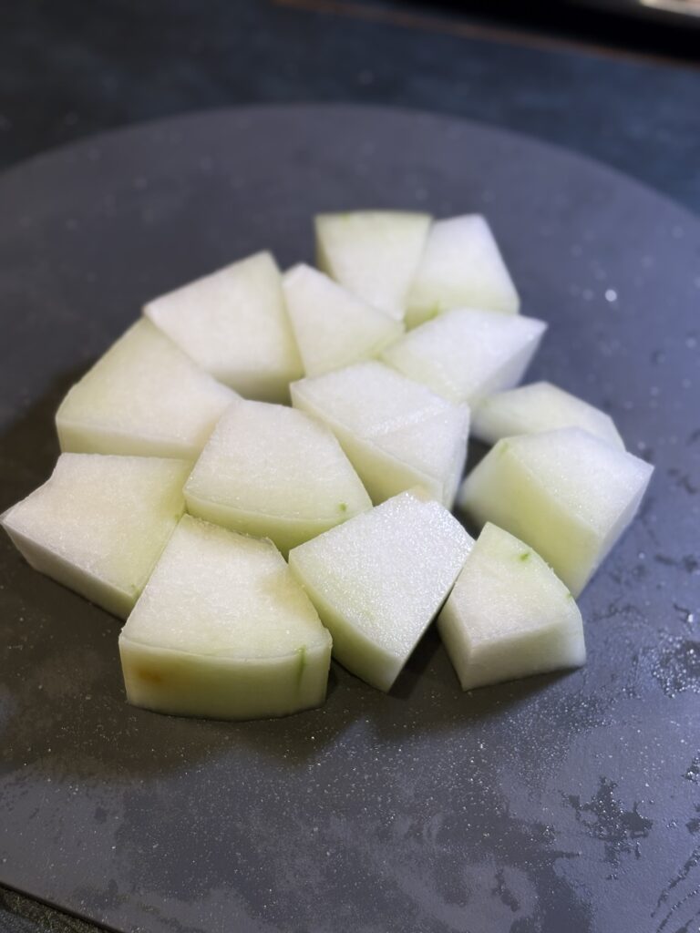 皮とワタを取り除いて大きめのひと口大に切った冬瓜