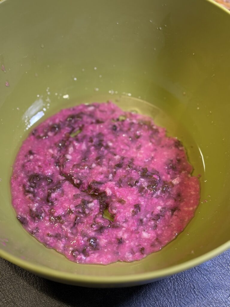 ボウルに入れた鮮やかなピンク色の自家製赤紫蘇麹