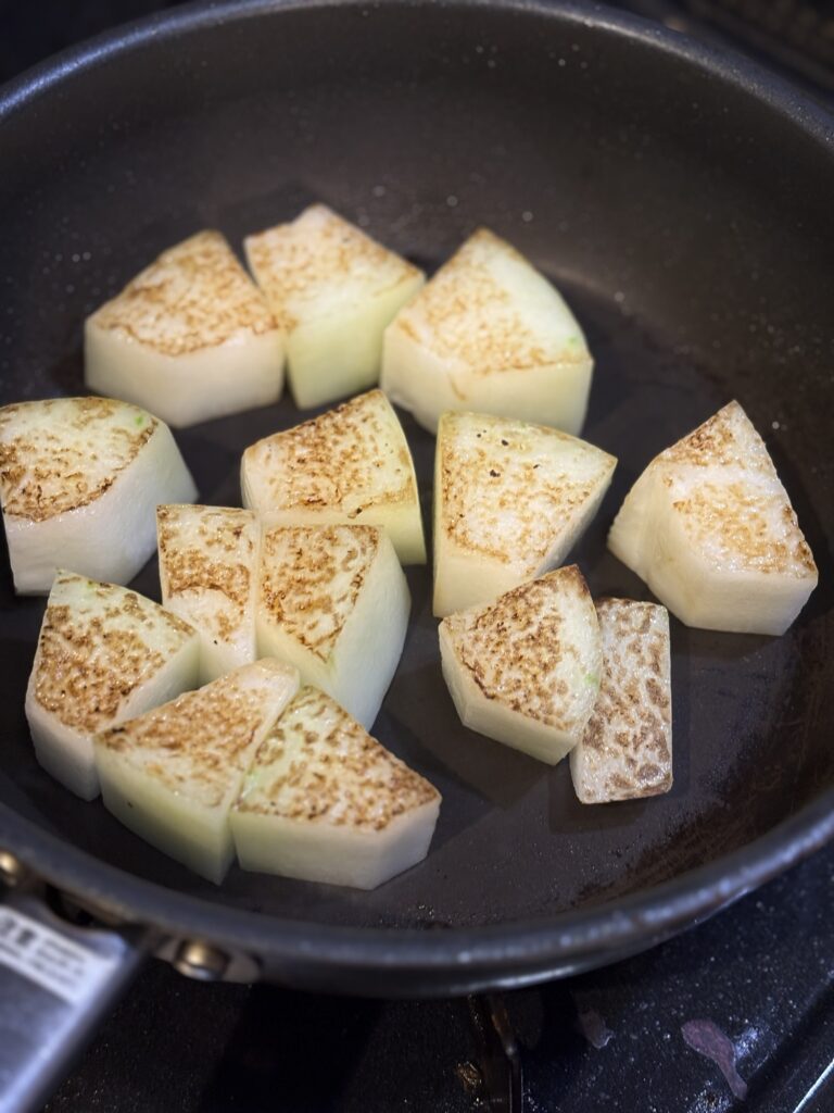 フライパンで表面に香ばしい焼き色を付けた冬瓜