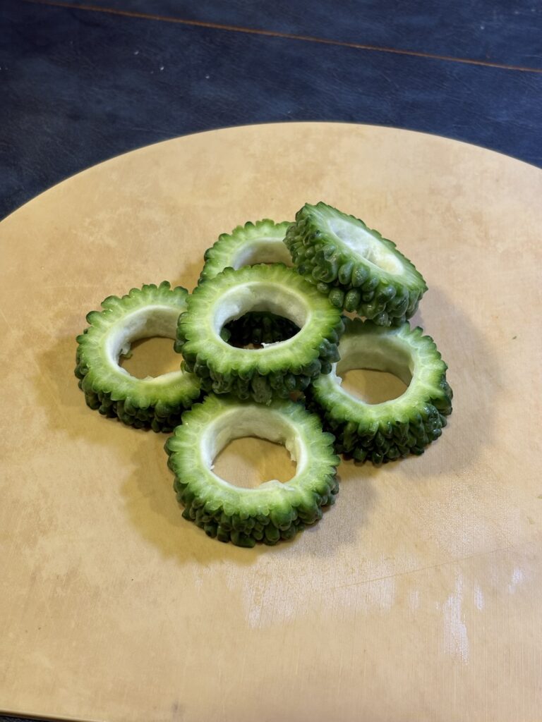 厚い輪切りにして種とワタをくり抜いたゴーヤ