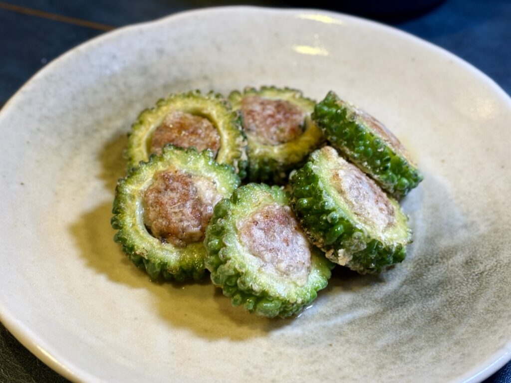 片栗粉で香ばしく焼いたゴーヤのサルシッチャ肉詰め