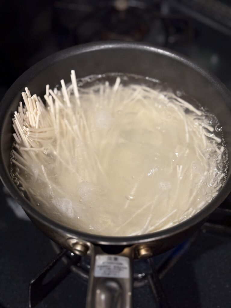 半田そうめんをたっぷりのお湯で茹でる様子