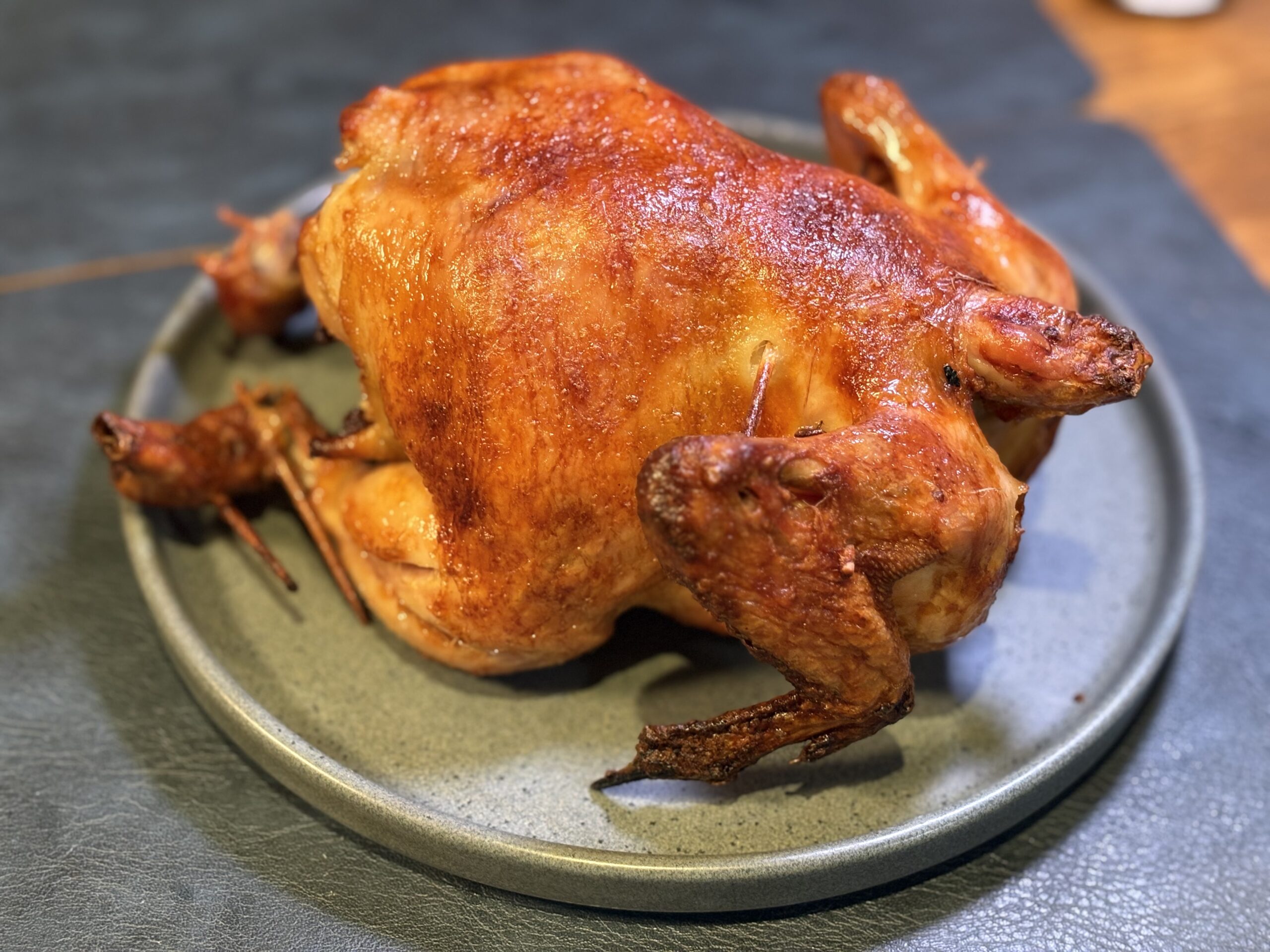 エペイオスで焼いた丸鶏ロティサリーチキンの全体像