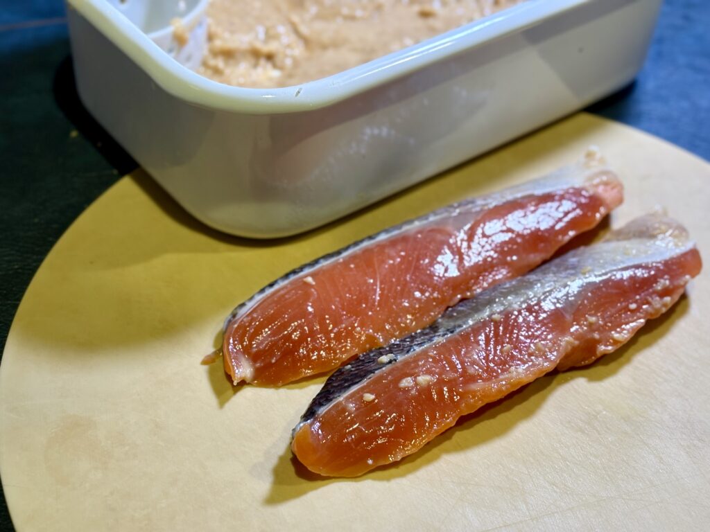 味噌床の容器の前で西京漬けした銀鮭の切り身を焼く前に用意した写真