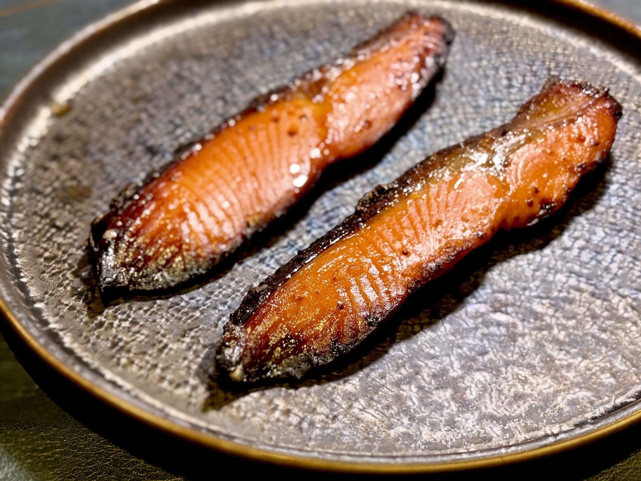 銀鮭の西京焼きの焼き上がりを皿に盛り付けた写真