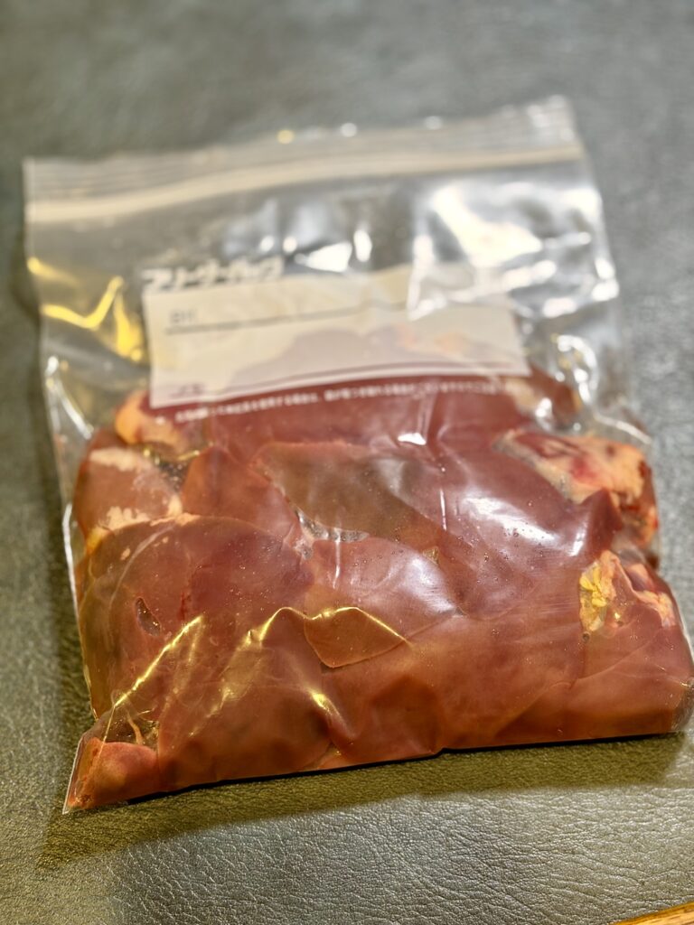 低温調理したレバーを保存用バッグに入れた状態。下味後の冷却・保存工程
