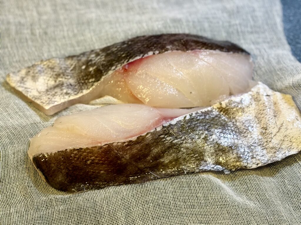 西京漬け用に用意した真鱈の切り身をガーゼの上に並べた写真