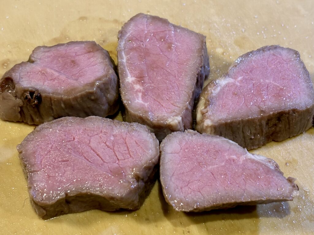 低温調理した仔牛肉のカット断面。しっとり火入れされた内部の状態と肉質の変化
