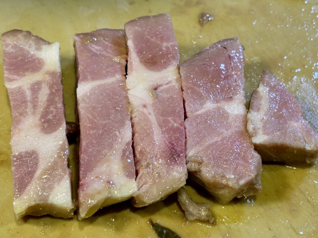 低温調理した豚肩ロースの断面。均一に火入れされた厚切り肉のジューシーな仕上がり
