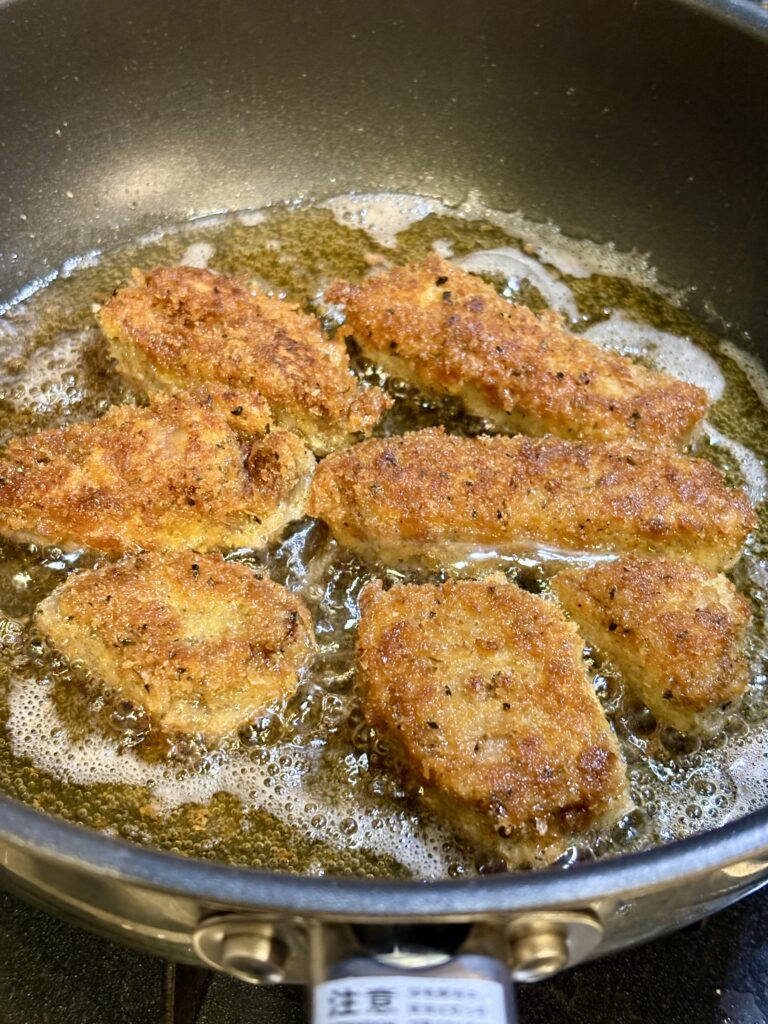 揚げ焼きで香ばしく色付いたカツレツ。フライパン調理で均一に焼き上げた衣の状態