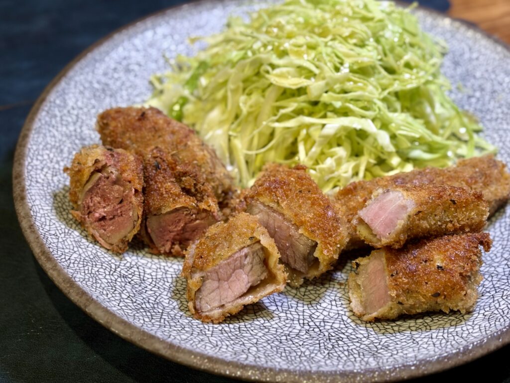 レバーカツ、仔牛カツレツ、スティックとんかつの盛り合わせ。低温調理後に揚げ焼きで仕上げた比較写真
