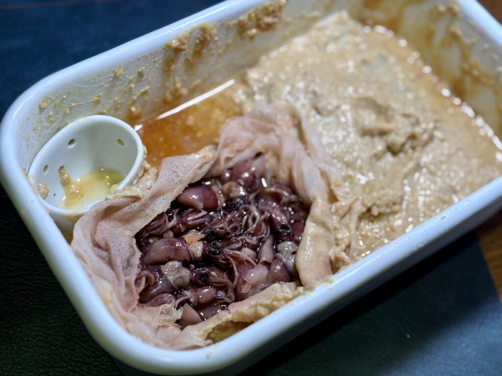 西京漬けしたホタルイカをガーゼの上に取り出した写真