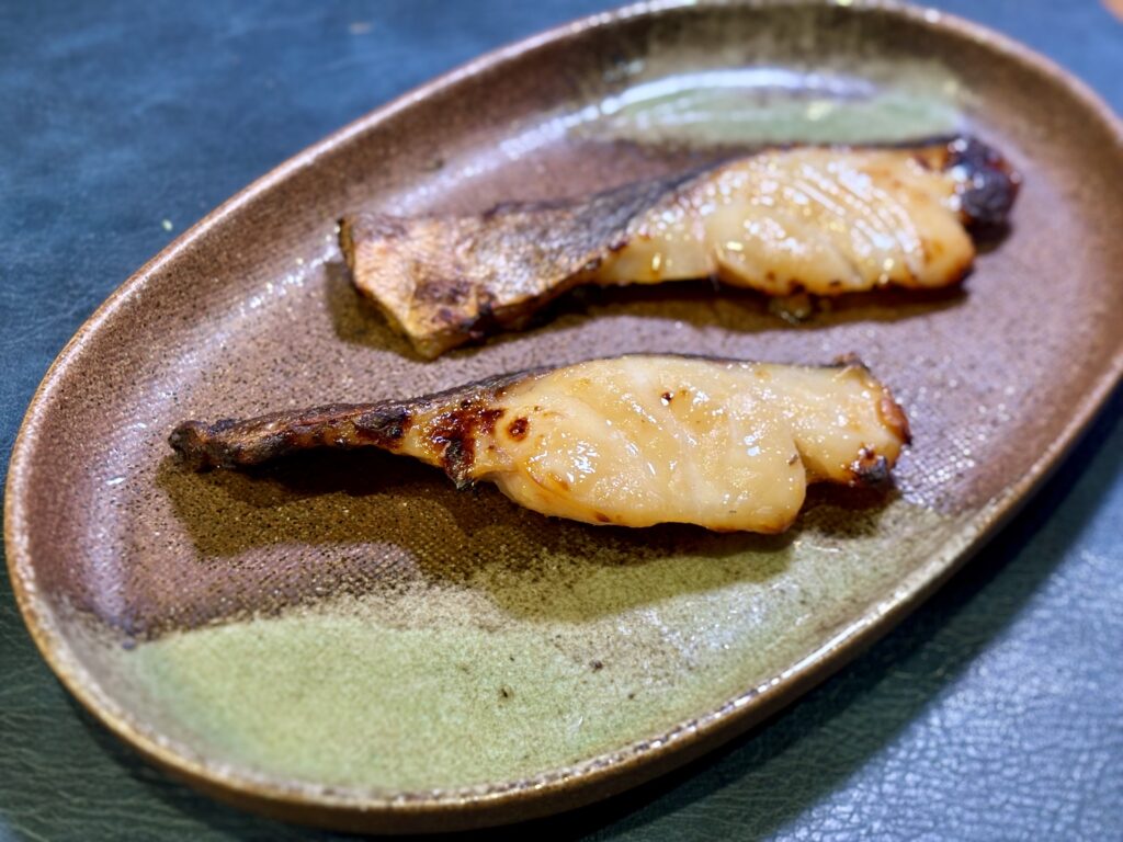 西京焼きにした真鱈の切り身を器に盛り付けた写真