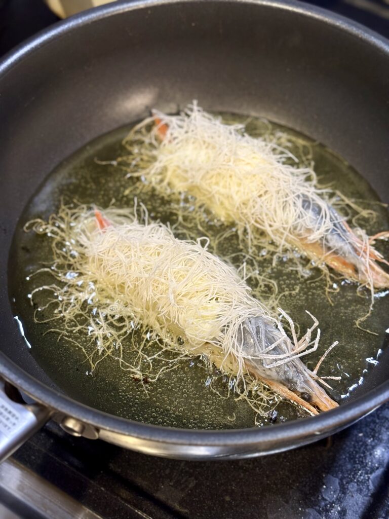 天使の海老にカダイフを巻いた揚げる前の状態
