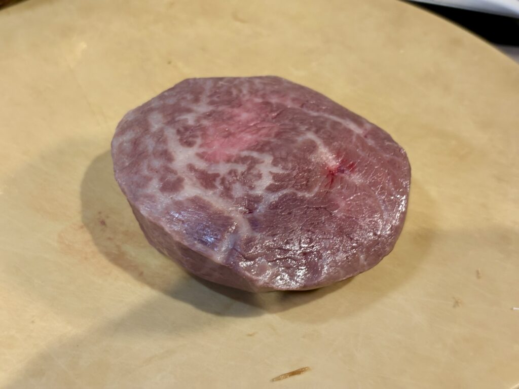 低温調理直後の黒毛和牛ランプ肉（厚みのある赤身のカット）