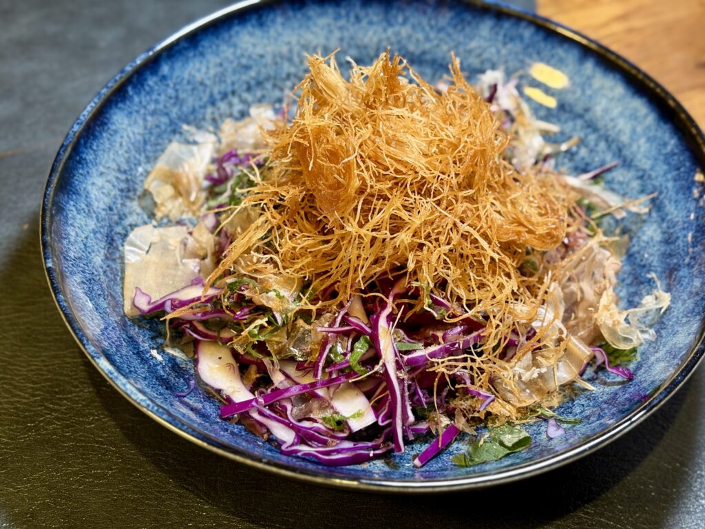 焼きカダイフをのせたサラダの盛り付け
