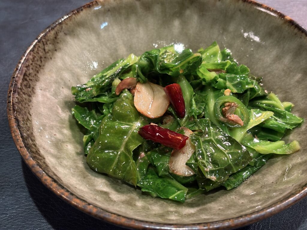 やわらかケールのにんにくオイルソテー　アンチョビと唐辛子とにんにくで香りをつけた副菜