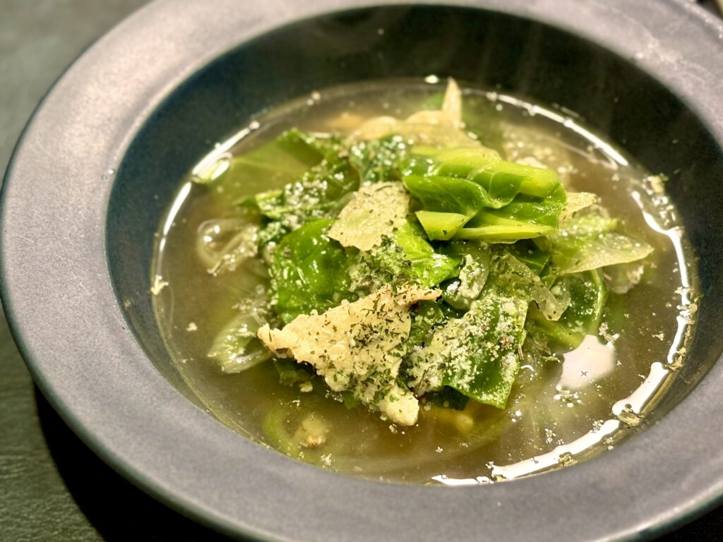 やわらかケールのスープ　玉ねぎとだしにケールを最後に入れて香りを残す