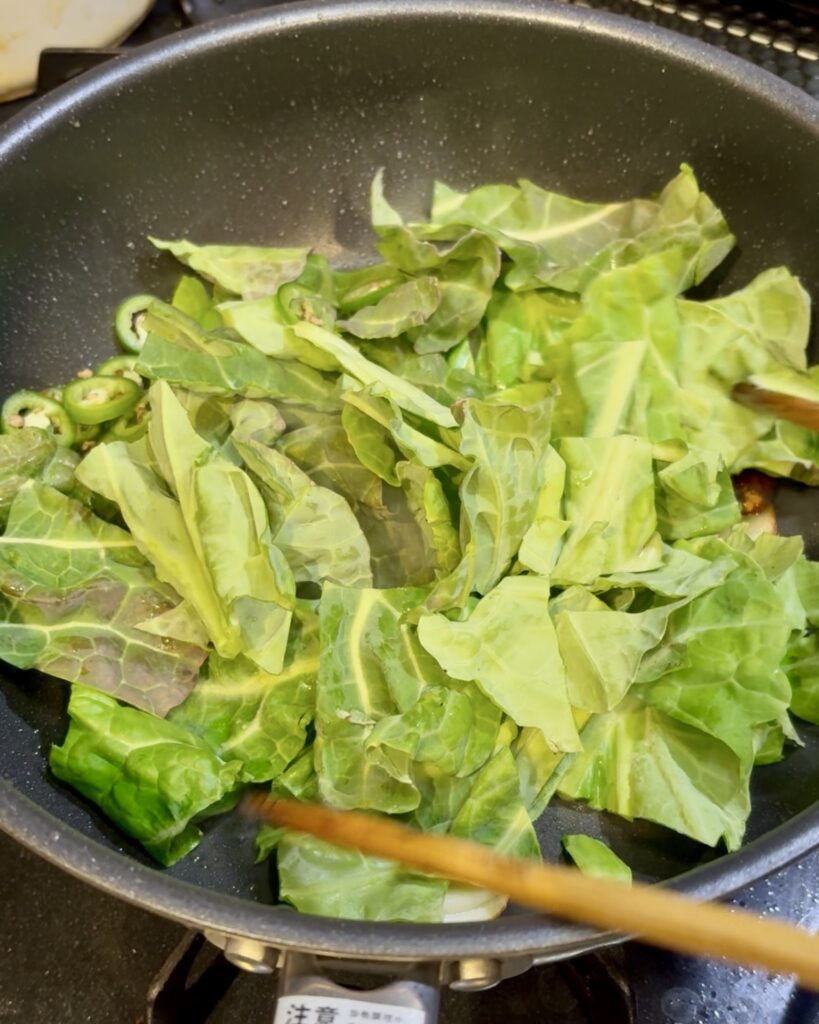 フライパンにケールを入れた直後の状態　炒め始めは葉がかさ高い
